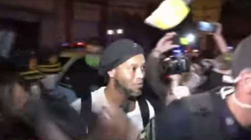 Ο Ροναλντίνιο... μοίρασε αυτόγραφα στην αποφυλάκισή του! [Βίντεο]