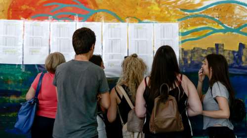 Ανάλυση για Πανελλαδικές: &quot;Η πτώση των βάσεων στις ιατρικές σχολές θα είναι ιστορική&quot; - Τι &quot;δείχνει&quot; η κλιμάκωση των μορίων