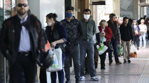 Κορονοϊός: Απίστευτες ουρές στα σούπερ μάρκετ- Ο ένας δίπλα στον άλλο...αλλά οι μάσκες μάσκες [εικόνες]