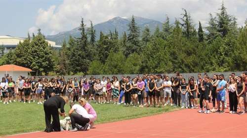 Κομοτηνή: Θρήνος για την 22χρονη Γεωργία - Άφησαν λουλούδια στο σημείο που ξεψύχησε στο ΤΕΦΑΑ
