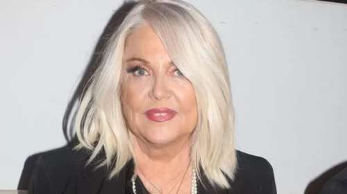 Η Ρούλα Κορομηλά στον καναπέ της: Η φωτογραφία από το σαλόνι της