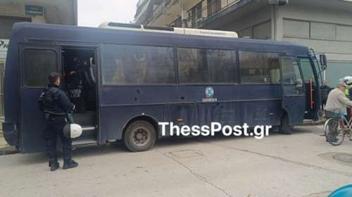 Αγρότες απέκλεισαν το γραφείο του Τσιάρα στην Καρδίτσα: &quot;Θα περάσουμε με τα τρακτέρ&quot; [βίντεο]