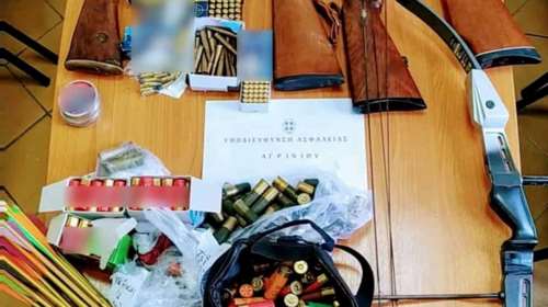 Οπλοστάσιο σε σπίτι στο Αγρίνιο: Βαλλιστική έρευνα για δύο πολεμικά όπλα και ένα περίστροφο