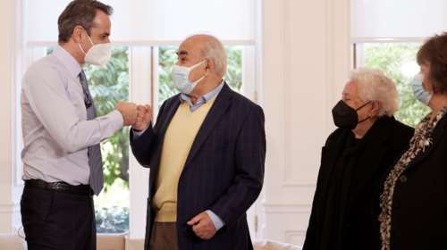 Συνάντηση Μητσοτάκη με συνταξιούχους στο Μαξίμου: &quot;Πρέπει όλοι οι ηλικιωμένοι να εμβολιαστούν&quot;