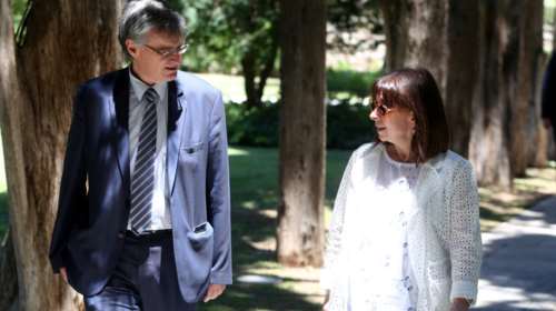 Συνάντηση Σακελλαροπούλου με την Επιτροπή Τσιόδρα- Τι είπε για το &quot;γλυκό ύφος&quot; του κορυφαίου λοιμωξιολόγου [Εικόνες]