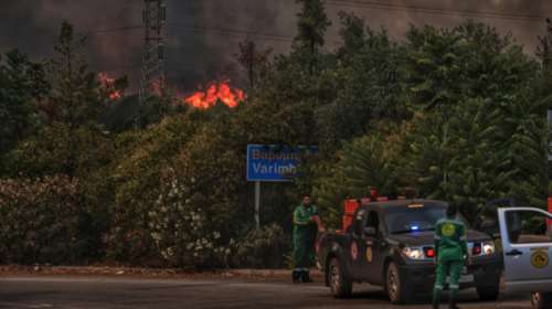 Φωτιά στην Βαρυμπόμπη: Νέο μήνυμα από το 112 -&quot;Μείνετε σε ετοιμότητα - Κλείστε πόρτες και παράθυρα&quot;