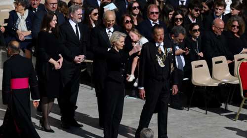 Βατικανό: Φον ντερ Λάιεν και Τραμπ χαιρετήθηκαν δια χειραψίας στην κηδεία του Πάπα Φραγκίσκου