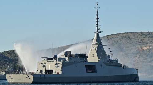 Φρεγάτα "Κίμων": Το "καλωσόρισμα" της "Belharra" από πλοία που σχημάτισαν υδάτινη αψίδα