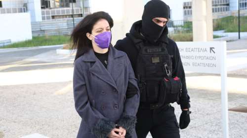 Κολωνός: &quot;Η 12χρονη θέλει να τιμωρηθούν όλοι&quot;, λέει η δικηγόρος της - Τι ισχυρίζεται για την κατηγορούμενη μητέρα της