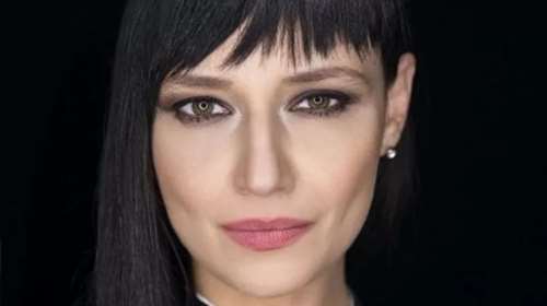 Η Αθηναΐς Νέγκα &quot;αγκαλιάζει&quot; τη λεύκη της: Το outfit που άφησε ακάλυπτα τα σημάδια στο σώμα της