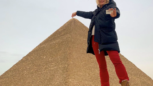 Η 18χρονη Σμαράγδα Καρύδη, πανέμορφη και ανέμελη στη Σαντορίνη