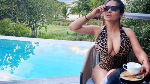 Η Salma Hayek καλωσορίζει το νέο έτος