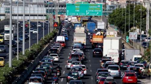 Στο &quot;κόκκινο&quot; η κίνηση: Τεράστια προβλήματα στους δρόμους της Αθήνας - Καθυστερήσεις στην Αττική οδό