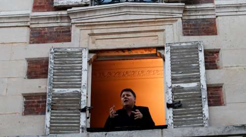 Κορονοϊός: Συγκινεί άνεργος Γάλλος τενόρος - Επιβιώνει με πατάτες και μακαρόνια και τραγουδάει στο μπαλκόνι του [Βίντεο]