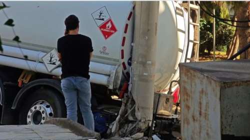 Βυτιοφόρο &quot;κύλλησε&quot; και  έπεσε σε κολόνα στο Κερατσίνι:  Κλειστά τμήματα δρόμων