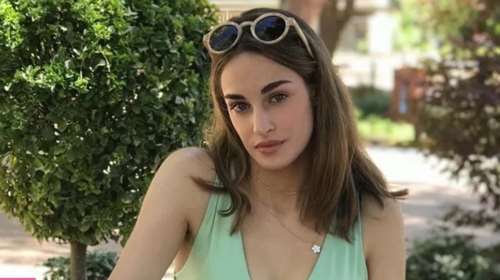 Μαρία Βοσκοπούλου: Ποζάρει με κοντό φόρεμα και μας δείχνει τα καλλίγραμμα πόδια της