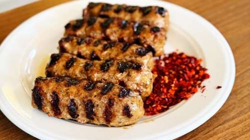 Να κάτι που δεν περίμενες: Το διασημότερο σουτζουκάκι της Ελλάδας πάει Μύκονο