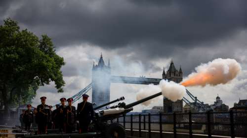 Ηνωμένο Βασίλειο: Ο πρώτος αποχαιρετισμός στην Ελισάβετ με 96 κανονιοβολισμούς - Έναν για κάθε έτος της ηλικίας της