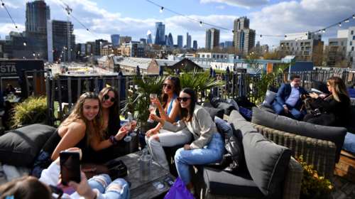 &quot;Καμπανάκι&quot; από ΠΟΥ: &quot;Αυτή η πανδημία απέχει πολύ από το τέλος&quot; - Ανησυχία για την αύξηση των κρουσμάτων