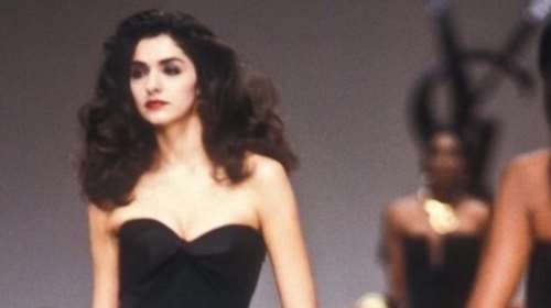 Όταν η Βίκυ Κουλιανού περπατούσε στην πασαρέλα του YSL: Οι εντυπωσιακές throwback φωτογραφίες