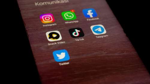 Γαλλία: Τέλος τα social media για παιδιά κάτω των 15 ετών - Τι ισχύει στον υπόλοιπο κόσμο