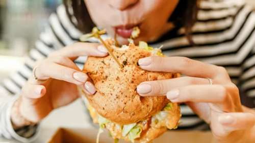 Μποτιλιάρισμα + πείνα = Fast food! Γιατί η κίνηση στους δρόμους μάς κάνει να τρώμε ανθυγιεινά;