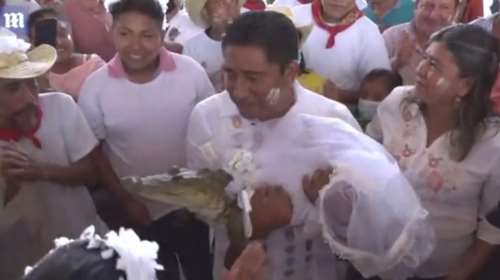 Μεξικό: Δήμαρχος παντρεύτηκε... αλιγάτορα - Σφράγισαν τον γάμο τους με ένα φιλί [Βίντεο]