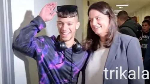 Τρίκαλα: Η ατάκα της Κεραμέως σε μαθητή που ήθελε σέλφι με... γυαλί ηλίου στιλ Trannos [βίντεο]