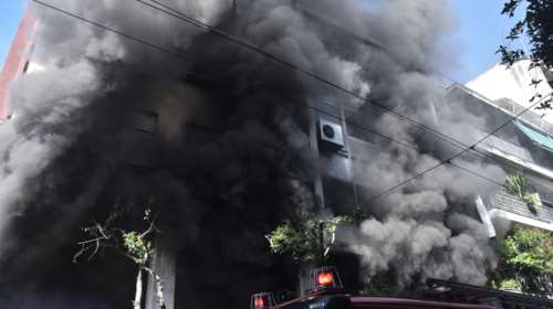 Πυρκαγιά στο κέντρο της Αθήνας: Πυκνός καπνός και μικροεκρήξεις