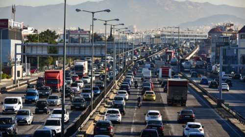 Έντονη κίνηση στους δρόμους: Μποτιλιάρισμα στον Κηφισό λόγω τροχαίου - Live