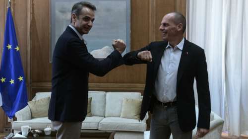 Σε εξέλιξη η συνάντηση Μητσοτάκη - Βαρουφάκη