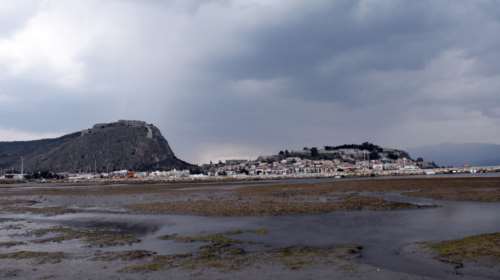 Ναύπλιο: Εξαφανίστηκε η θάλασσα από την άμπωτη στον Αργολικό κόλπο [Εντυπωσιακές εικόνες]