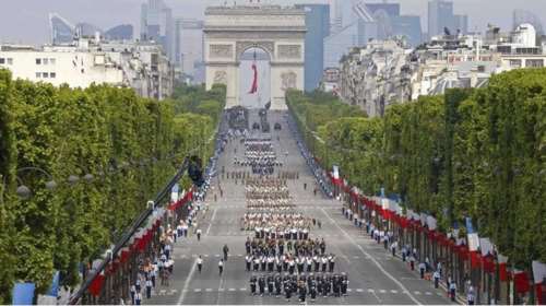 DW: "Στρατηγοί με παντόφλες" ονειρεύονται πραξικόπημα στη Γαλλία