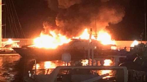 Χαλκιδική: Στις φωτιές τυλίχτηκαν δύο σκάφη στη μαρίνα του ξενοδοχείου Πόρτο Καρράς