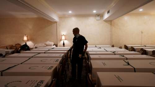 Φρίκη στη Νέα Υόρκη: Ξέμειναν από φέρετρα, χρησιμοποιούν χάρτινες κούτες  [εικόνες]