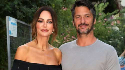 Η Μπέττυ Μαγγίρα φωτογραφίζει τον Δημήτρη Μάζη με μαγιό