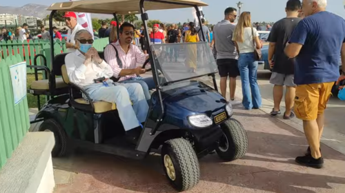 Στον Άλιμο ο αειθαλής Ζάχος Χατζηφωτίου για να θαυμάσει συλλεκτικά αυτοκίνητα - Ο απολαυστικός διάλογος με τον Δήμαρχο [Βίντεο]