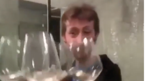 Ζωή με ...κορονοϊό: Viral ένας άντρας που …τσουγκρίζει με τον εαυτό του