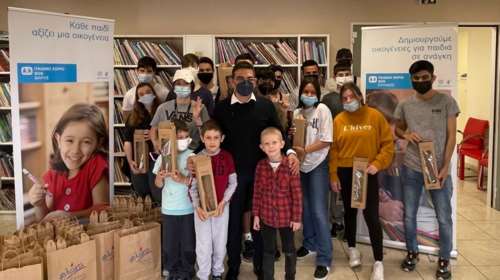 Το Μαξίμου προσέφερε τις λαμπάδες στους μικρούς φίλους των παιδικών χωριών SOS