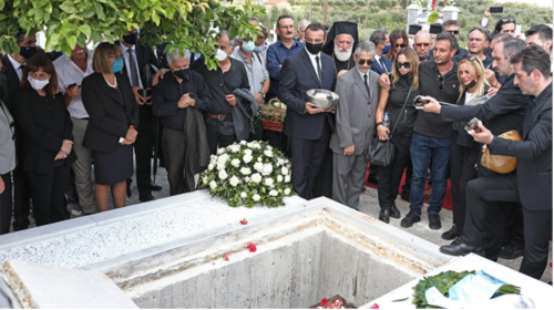 Κηδεία Μίκη Θεοδωράκη: Γιατί κρατούσαν μπολ με σιτάρι - Το παλιό χριστιανικό έθιμο και τι συμβολίζει