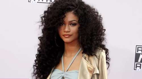 Το πανέξυπνο κόλπο με το κλάμερ που χαρίζει πλούσιο όγκο στα (σγουρά) μαλλιά