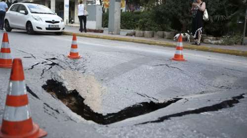 Καθίζηση σε δρόμο στο Παλαιό Φάληρο-Διακόπηκε η κυκλοφορία