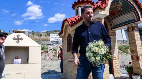 Με λουλούδια και χωρίς δηλώσεις στο σημείο του δυστυχήματος των Τεμπών ο Νίκος Ανδρουλάκης