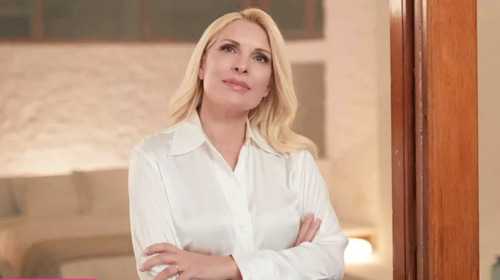 Η Ελένη Μενεγάκη αποκάλυψε το προϊόν που χρησιμοποιεί πάντα πριν τον ύπνο για νεανικό δέρμα