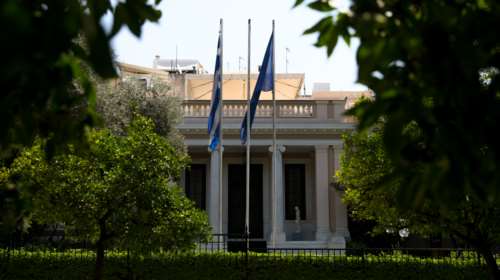 Κυβερνητικές πηγές: Επικοινωνιακό πυροτέχνημα ΣΥΡΙΖΑ το κατηγορητήριο στον Καραμανλή: Η διαδικασία προβλέπεται στο Σύνταγμα