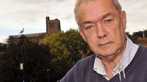 Θρίλερ με τον θάνατο βετεράνου δημοσιογράφου του BBC - Βρέθηκε νεκρός στην κρεβατοκάμαρα μαζί με τον σύντροφό του