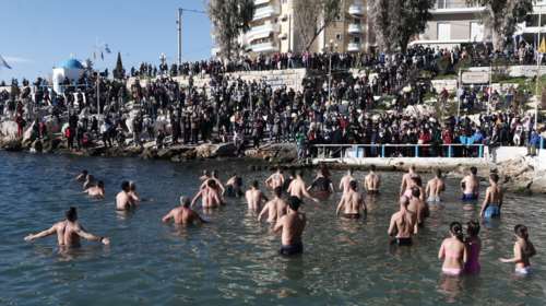 Πλήθος κόσμου στον Πειραιά: Μέλη του Συνδέσμου Βατραχανθρώπων έπιασαν τον Σταυρό [Εικόνες]