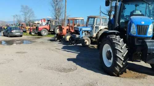 Λάρισα: Βγάζουν τα τρακτέρ στον κόμβο Πλατύκαμπου οι πλημμυροπαθείς αγρότες