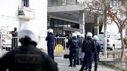 Ένταση στη Θεσσαλονίκη: Αντεξουσιαστές και φοιτητές με κράνη και ρόπαλα στο ΑΠΘ - Κινητοποίηση της αστυνομίας [Βίντεο-Εικόνες]