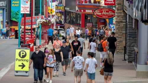 Ανησυχία στον Καναδά: Νεαροί κάτω των 39 ετών τα περισσότερα νέα κρούσματα κορονοϊού